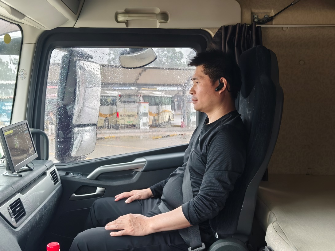 吴宗坡在自动驾驶卡车上进行出发前的调试工作。受访者供图